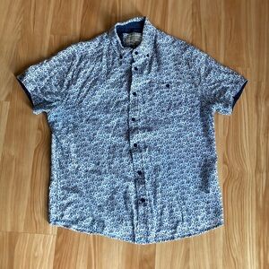 Report Collection Young Men’s Biz Casual Top Sz M, White w/Navy Leaf Print Eco